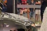 Homem perde o controle do carro e destrói vitrine de concessionária no interior do AM