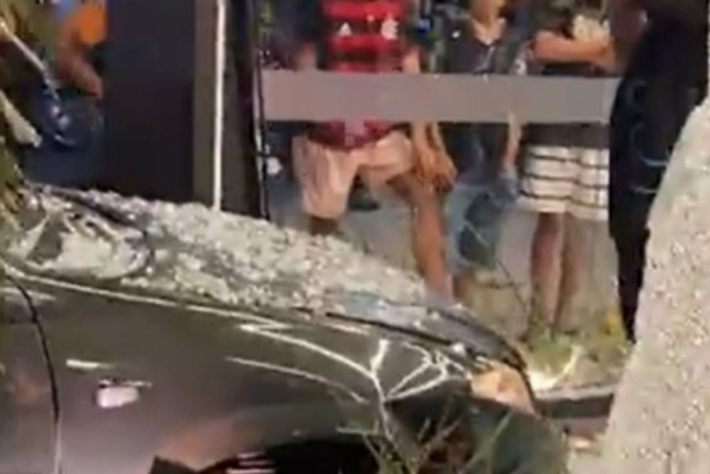 Homem perde o controle do carro e destr&oacute;i vitrine de concession&aacute;ria no interior do AM