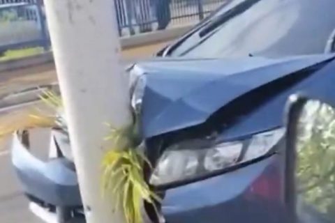 Homem colide com poste e deixa uma pessoa ferida na avenida André Araújo