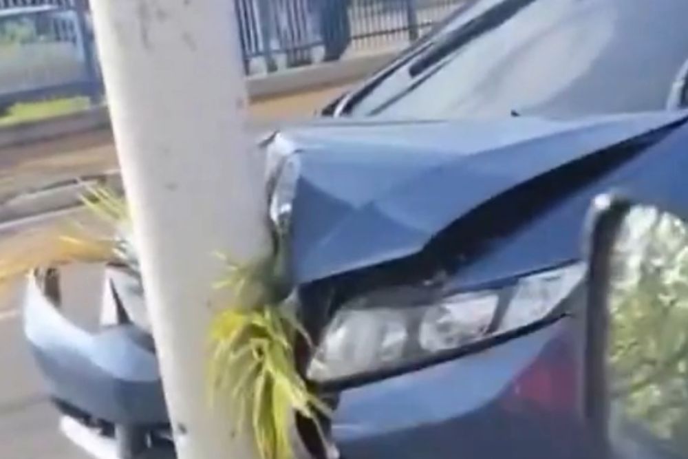 Homem colide com poste e deixa uma pessoa ferida na avenida Andr&eacute; Ara&uacute;jo