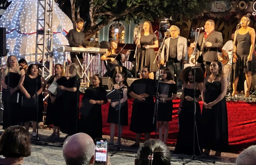 ‘Concerto de Natal’ emociona público e reúne aproximadamente 2 mil pessoas no Largo São Sebastião ‘Concerto de Natal’ emociona público e reúne aproximadamente 2 mil pessoas no Largo São Sebastião