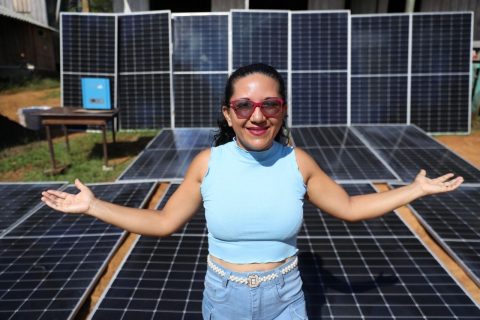 'Vai melhorar a renda dentro da nossa comunidade', diz moradora de comunidade que recebeu placas de energia solar