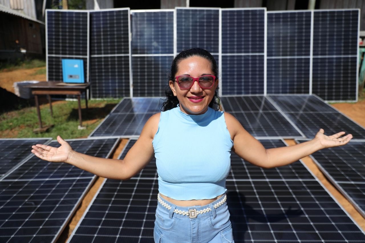 'Vai melhorar a renda dentro da nossa comunidade', diz moradora de comunidade que recebeu placas de energia solar