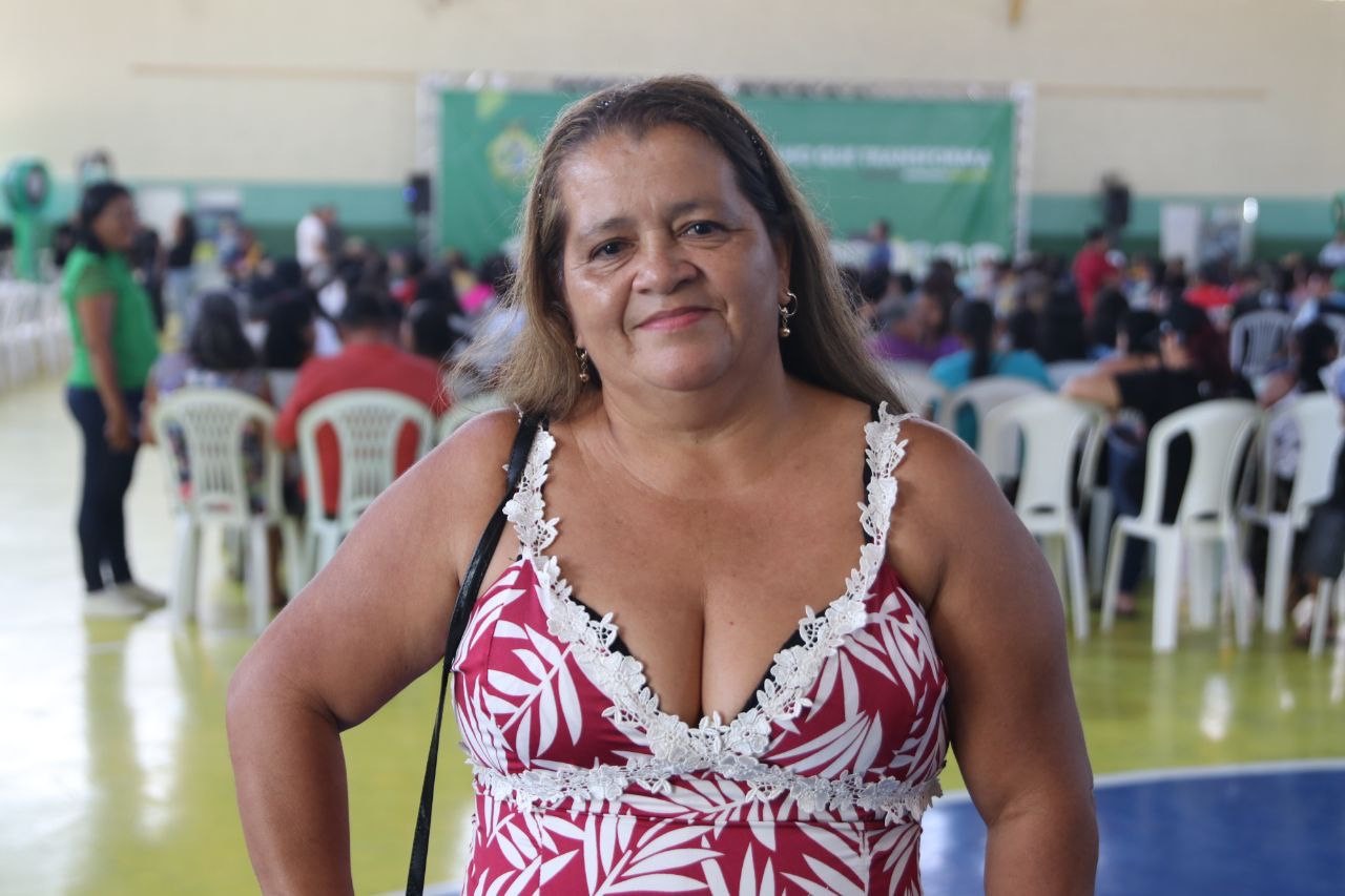 'É um presente nesse final de ano', diz moradora de Novo Airão ao receber título definitivo do imóvel 'É um presente nesse final de ano', diz moradora de Novo Airão ao receber título definitivo do imóvel