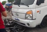 Acidente entre moto e caminhão leve deixa um ferido em Manaus