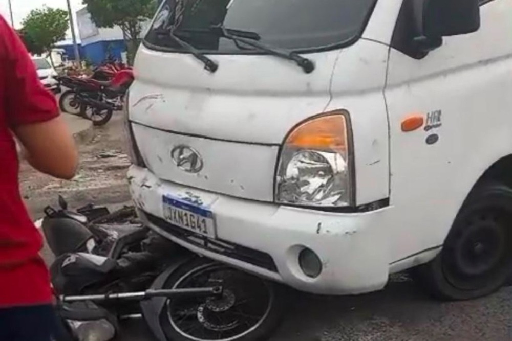 Acidente entre moto e caminhão leve deixa um ferido em Manaus Acidente entre moto e caminhão leve deixa um ferido em Manaus