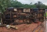 Quatro pessoas ficam feridas após tombamento de ônibus no Amazonas
