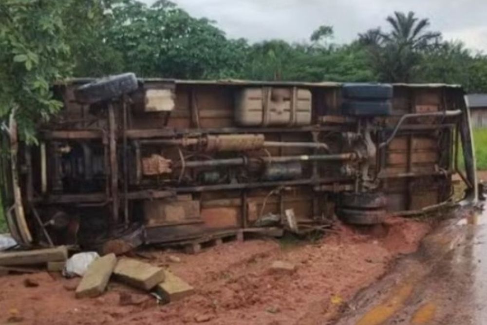 Quatro pessoas ficam feridas após tombamento de ônibus no Amazonas