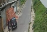 Homem foge após atropelar motociclista no bairro novo Aleixo