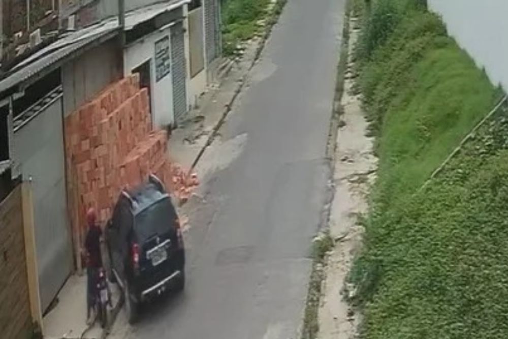 Homem foge após atropelar motociclista no bairro novo Aleixo