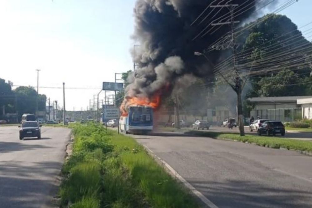 Ônibus pega fogo na avenida Torquato Tapajós Ônibus pega fogo na avenida Torquato Tapajós