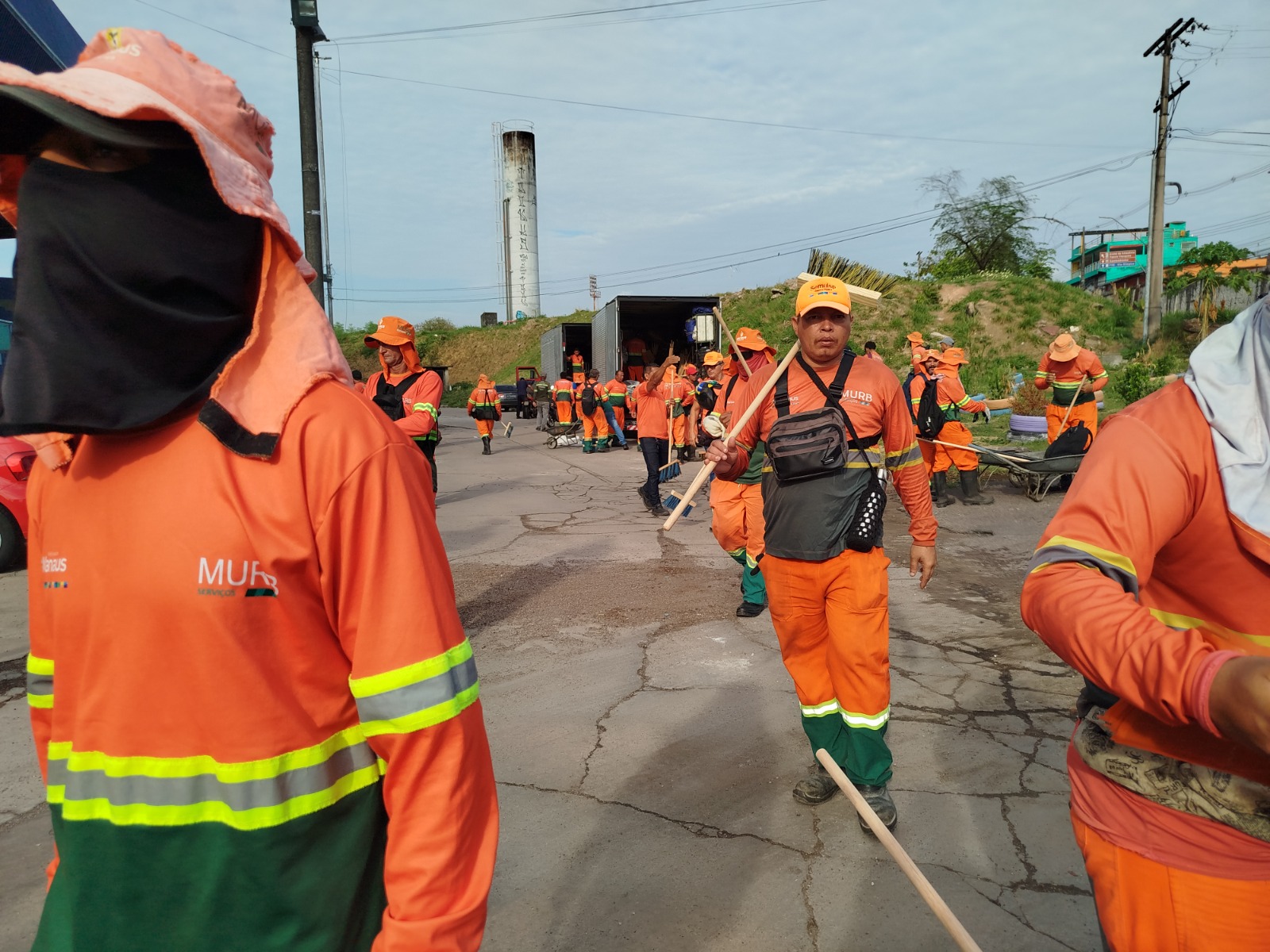 Prefeitura de Manaus mobiliza 700 trabalhadores para operação de limpeza no pós-Réveillon Prefeitura de Manaus mobiliza 700 trabalhadores para operação de limpeza no pós-Réveillon