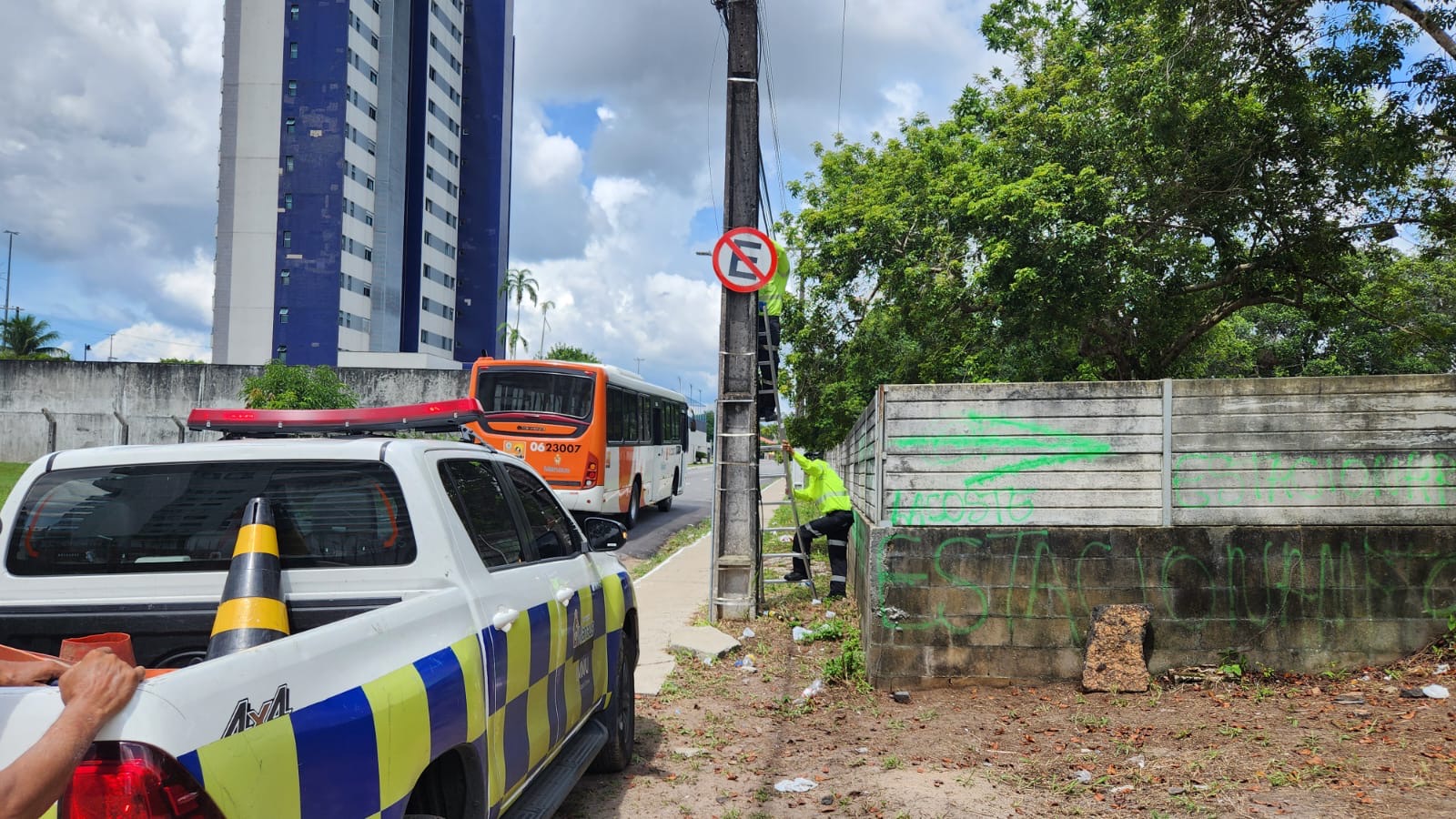 Flanelinhas arrancam placas que regulamentam a proibição de estacionamento na Ponta Negra