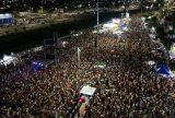 Multidão celebra chegada de 2025 no Parque Amazonino Mendes