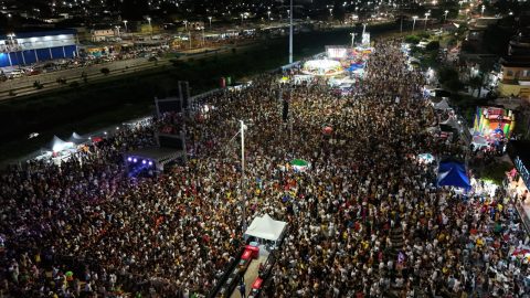 Multidão celebra chegada de 2025 no Parque Amazonino Mendes