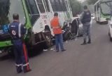 Carro e ônibus colidem em grave acidente na Avenida do Turismo