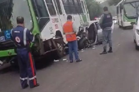 Carro e ônibus colidem em grave acidente na Avenida do Turismo
