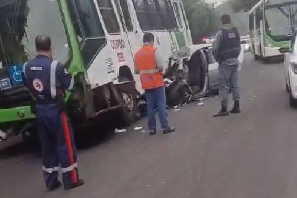 Carro e ônibus colidem em grave acidente na Avenida do Turismo Carro e ônibus colidem em grave acidente na Avenida do Turismo
