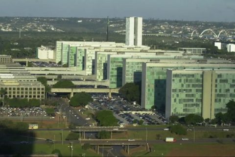 Governo publica MP que reestrutura salário de 100% dos servidores