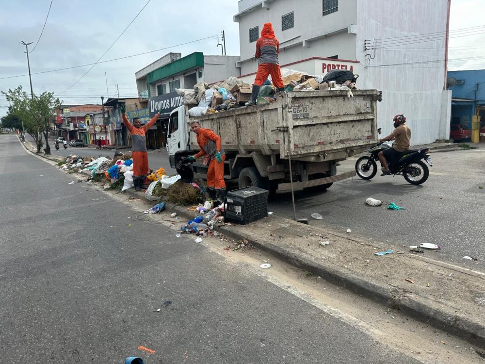 Prefeitura realiza limpeza após Réveillon em Manaus Prefeitura realiza limpeza após Réveillon em Manaus