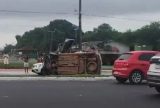 Motorista capota carro, fica ferido e é levado para hospital em Manaus