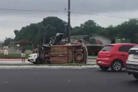 Motorista capota carro, fica ferido e é levado para hospital em Manaus