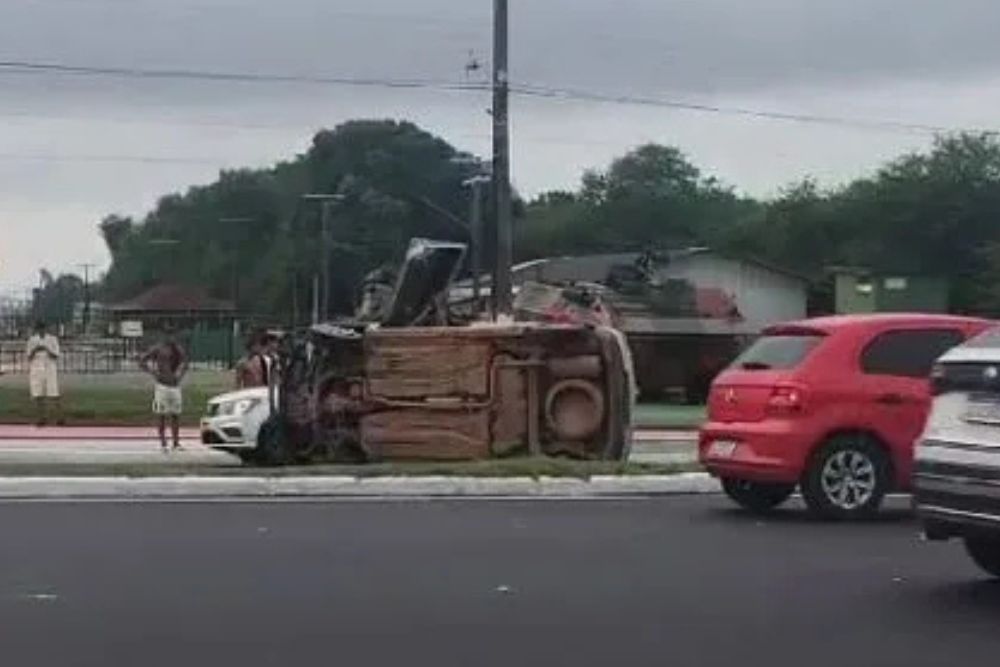 Motorista capota carro, fica ferido e é levado para hospital em Manaus Motorista capota carro, fica ferido e é levado para hospital em Manaus