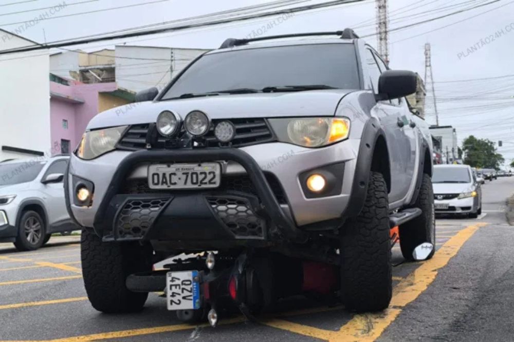 Acidente com picape deixa motociclista ferido no Centro de Manaus Acidente com picape deixa motociclista ferido no Centro de Manaus