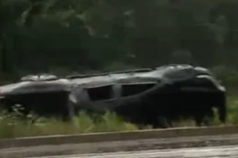 Carro capota e sai da pista durante forte chuva na rodovia AM-070