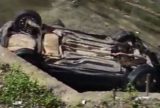 Carro capota e cai em igarapé após colisão no bairro Monte das Oliveiras
