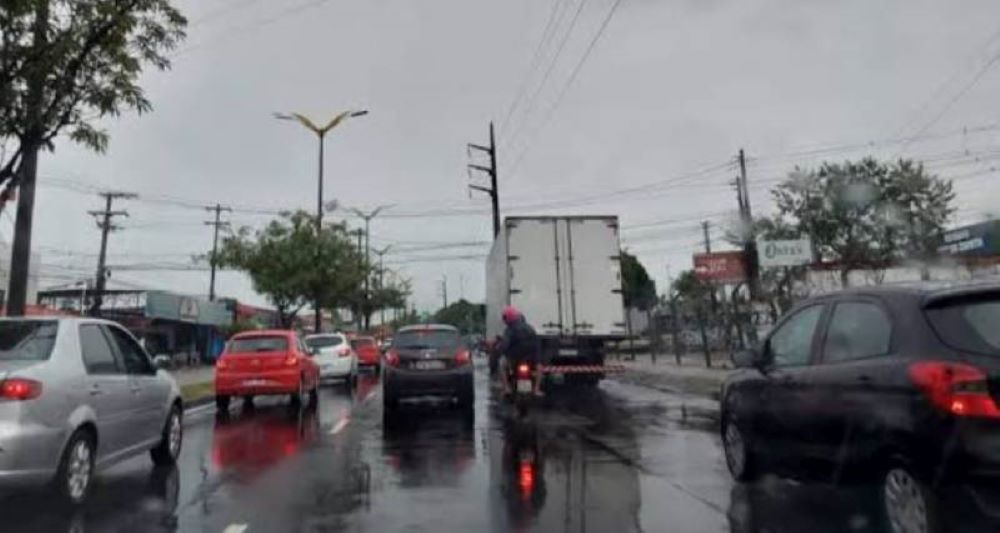 Chuva forte provoca alagamentos e transtornos no trânsito em Manaus Chuva forte provoca alagamentos e transtornos no trânsito em Manaus