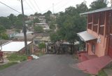 Motorista fica ferido após caminhão de lixo tombar em ladeira da Zona Leste de Manaus