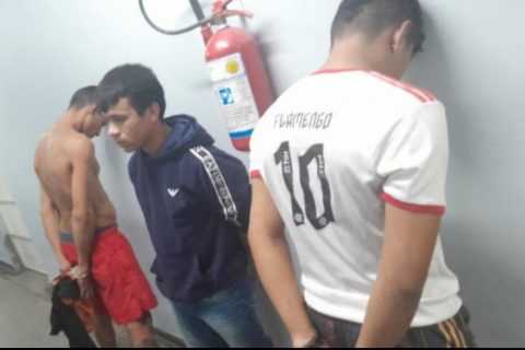 Foragidos da Justiça são presos enquanto consumiam drogas em Manaus