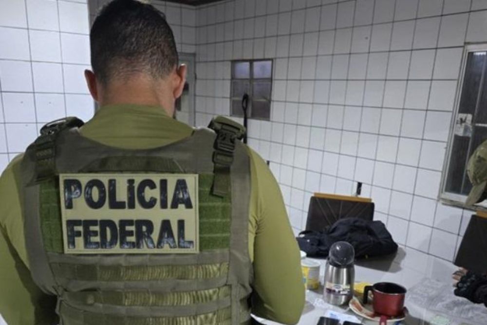 PF prende suspeito de produzir e compartilhar material de abuso sexual infantil em Santo Antônio do Iça