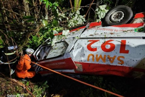 Acidente na BR-174 com ambulância do Samu resulta em duas mortes