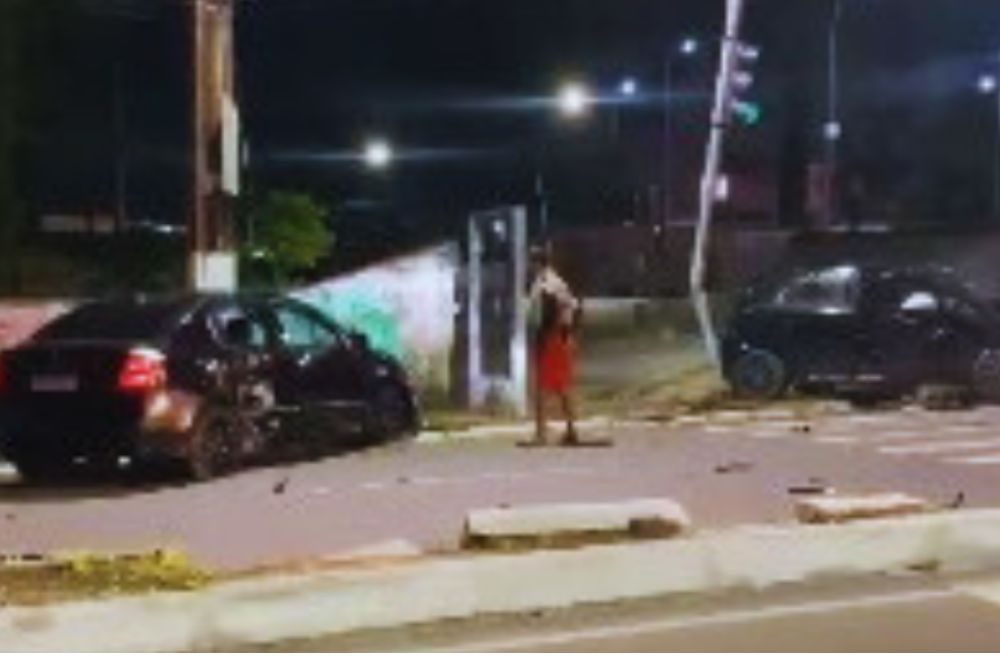 Carro avan&ccedil;a sinal vermelho e causa acidente na Zona Sul de Manaus