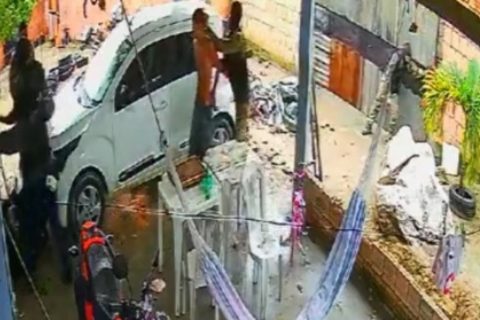 Criminosos invadem casa, mantêm jovem refém e simulam operação policial na zona leste de Manaus