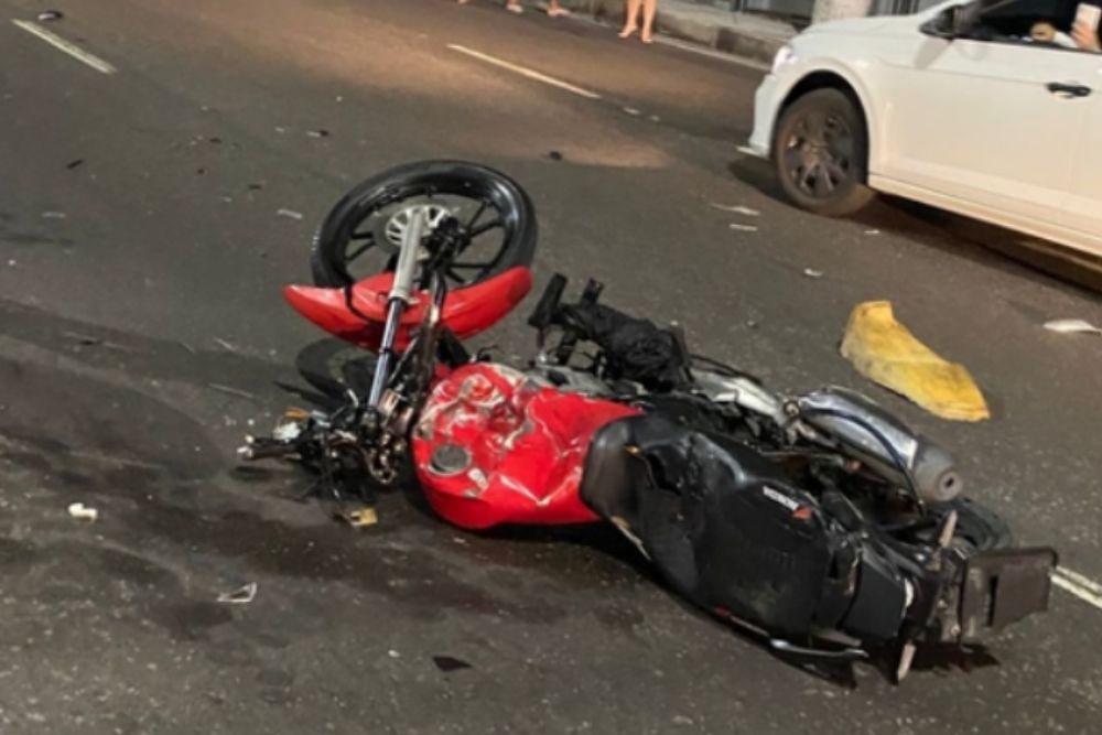 Motociclista morre ap&oacute;s ser arremessado de colis&atilde;o com carro em Manaus