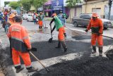 Prefeitura de Manaus aplica massa asfáltica no ponto da intervenção da avenida Autaz Mirim