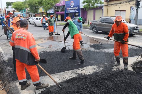 Prefeitura de Manaus aplica massa asfáltica no ponto da intervenção da avenida Autaz Mirim