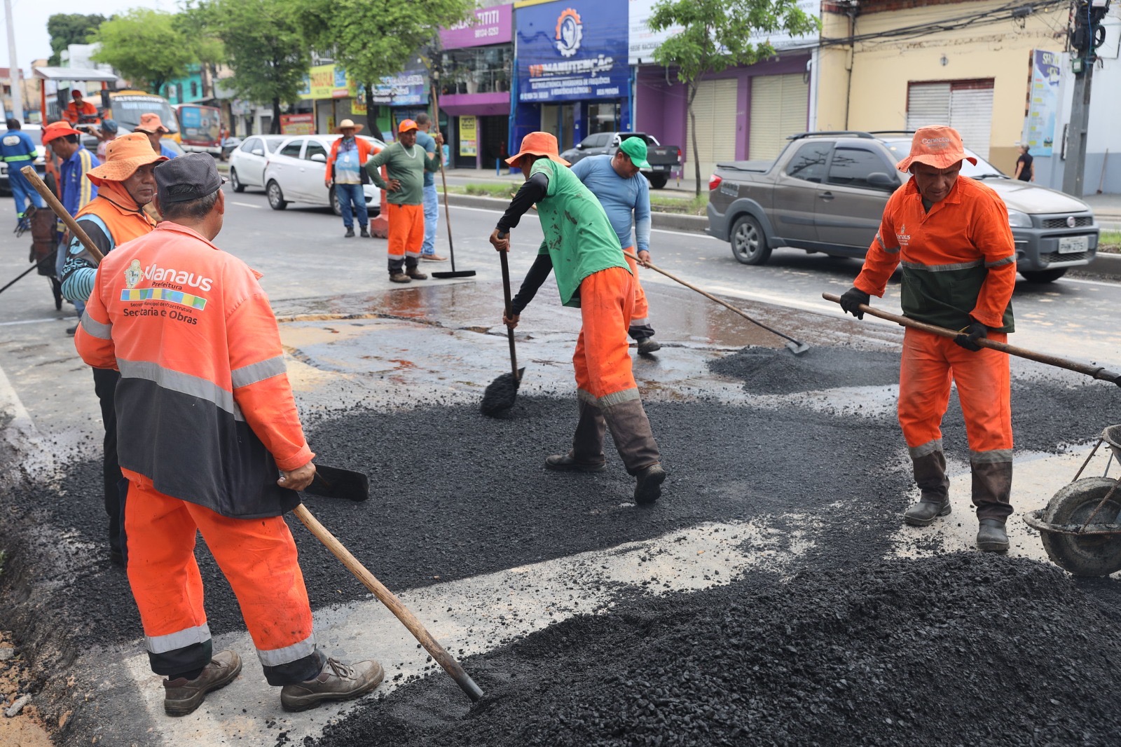 Prefeitura de Manaus aplica massa asfáltica no ponto da intervenção da avenida Autaz Mirim Prefeitura de Manaus aplica massa asfáltica no ponto da intervenção da avenida Autaz Mirim