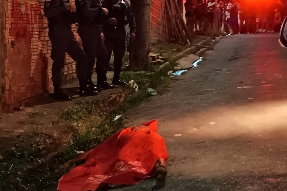 Homem é executado a tiros no bairro Jorge Teixeira Homem é executado a tiros no bairro Jorge Teixeira