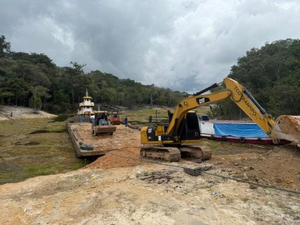 Maquinário é transportado por balsa até a comunidade do Livramento, que irá receber asfalto pela primeira vez