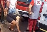Corpo de Bombeiros resgata mulher presa às ferragens após acidente grave entre ônibus e mototáxi em Manaus