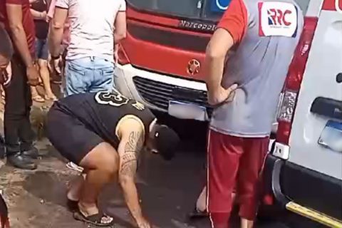 Corpo de Bombeiros resgata mulher presa às ferragens após acidente grave entre ônibus e mototáxi em Manaus
