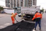 Obras de intervenções viárias e inicia a aplicação de asfalto avançam na avenida Djalma Batista