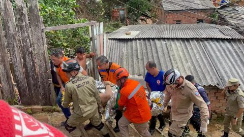Corpos de pai e filha são encontrados após deslizamento em Manaus