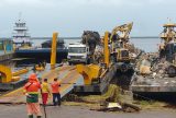 Mais 348 toneladas de lixo e canaranas são removidos durante operação de limpeza nos rios