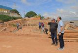 Prefeito Mateus Assayag vistoria obras do muro de arrimo em Parintins