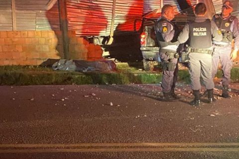 Motorista morre após colidir carro com muro e poste no bairro Santo Antônio
